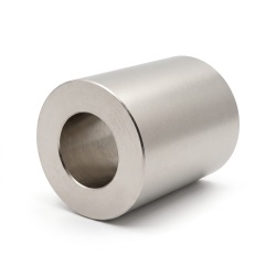 Espaçador liso de latão niquelado Ø5,4x10mm para parafuso M5